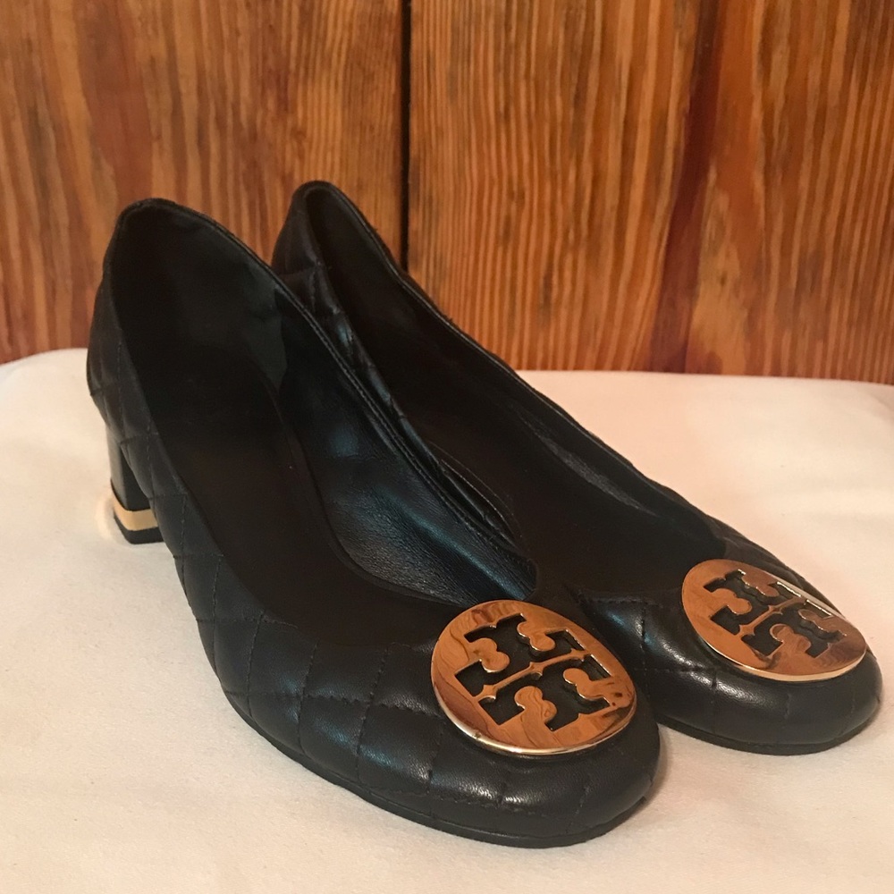 Tory Burch Chelsea 7M Black Quilted  with gold logo chunky heels